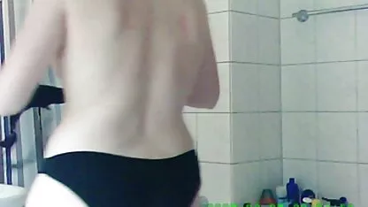 Der Regisseur beaufsichtigt und filmt gratis pornos den Kerl, der eine schöne Brünette auf der Couch bohrt