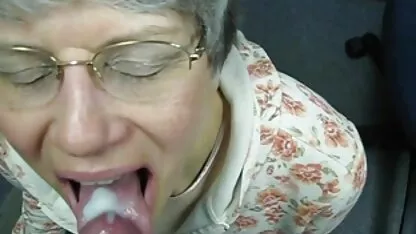 Sexy Brünette auf deutsche pornofilme frei schwarzem Sofa