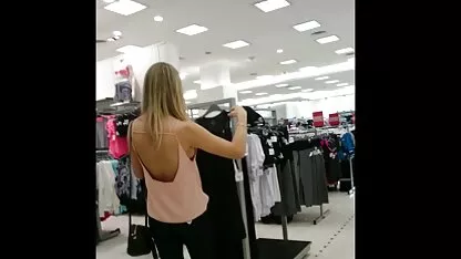 geiles Mädchen sichere kostenlose pornos fingert Muschi vor der Kamera
